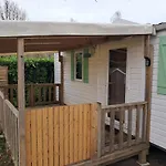 Mobilhome Au Bord Du Avec Piscine キャンプ場 Saint-Gérons