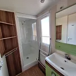 Mobilhome Au Bord Du Avec Piscine キャンプ場 Saint-Gérons